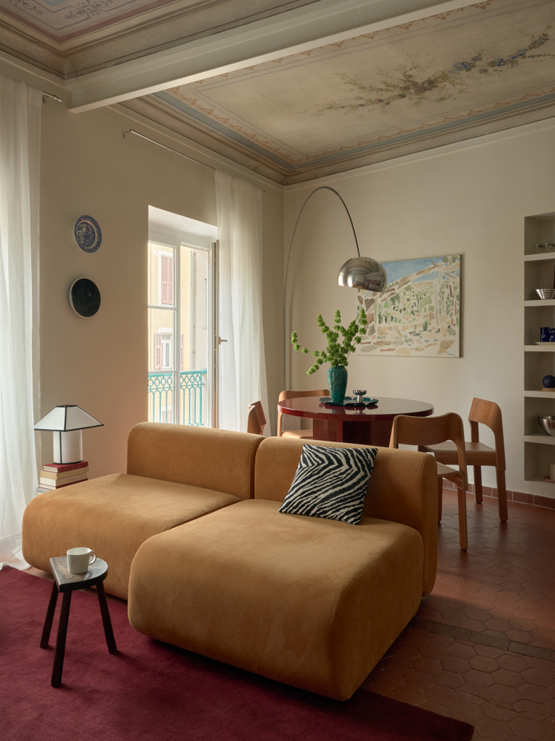 salon plafond avec fresque sol tomette ancienne appartement 45m2 vintage Nice salon plafond avec fresque sol tomette ancienne appartement 45m2 vintage Nice