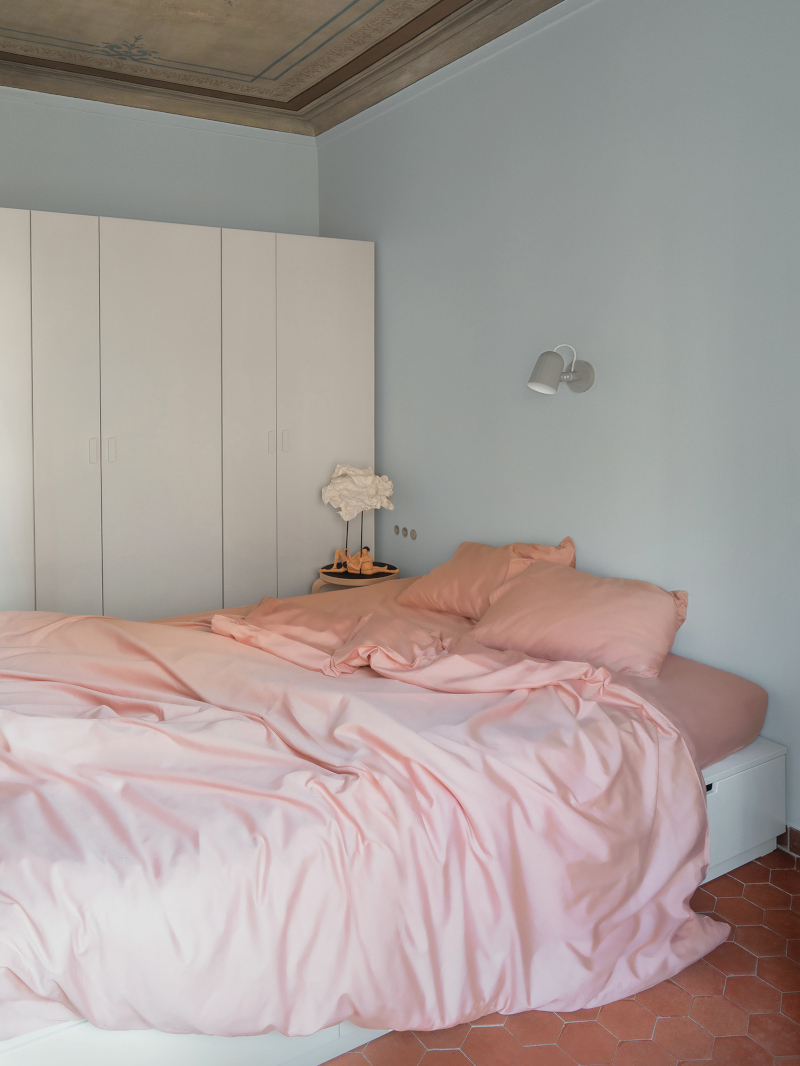 chambre murs bleus plafond avec fresque sol tomette ancienne appartement 45m2 vintage Nice chambre murs bleus plafond avec fresque sol tomette ancienne appartement 45m2 vintage Nice