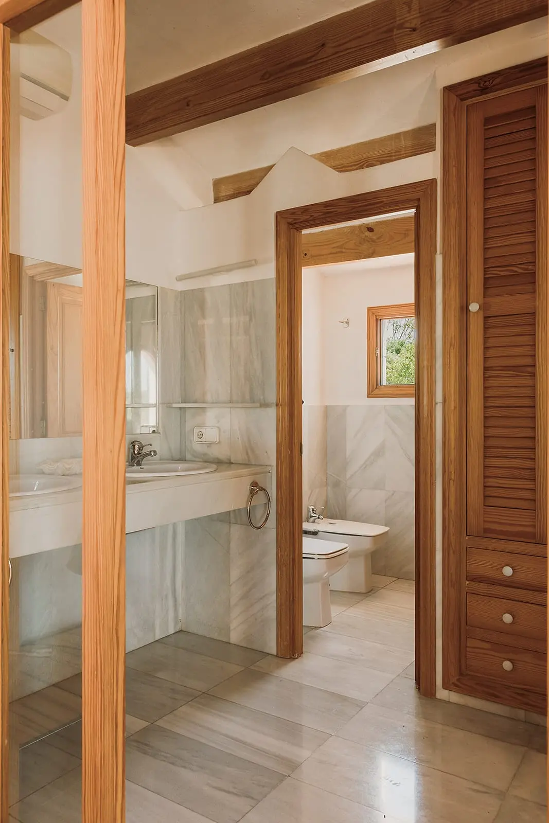 salle de bain avec poutres finca du 19e siècle rénovée maison Minorque salle de bain avec poutres finca du 19e siècle rénovée maison Minorque