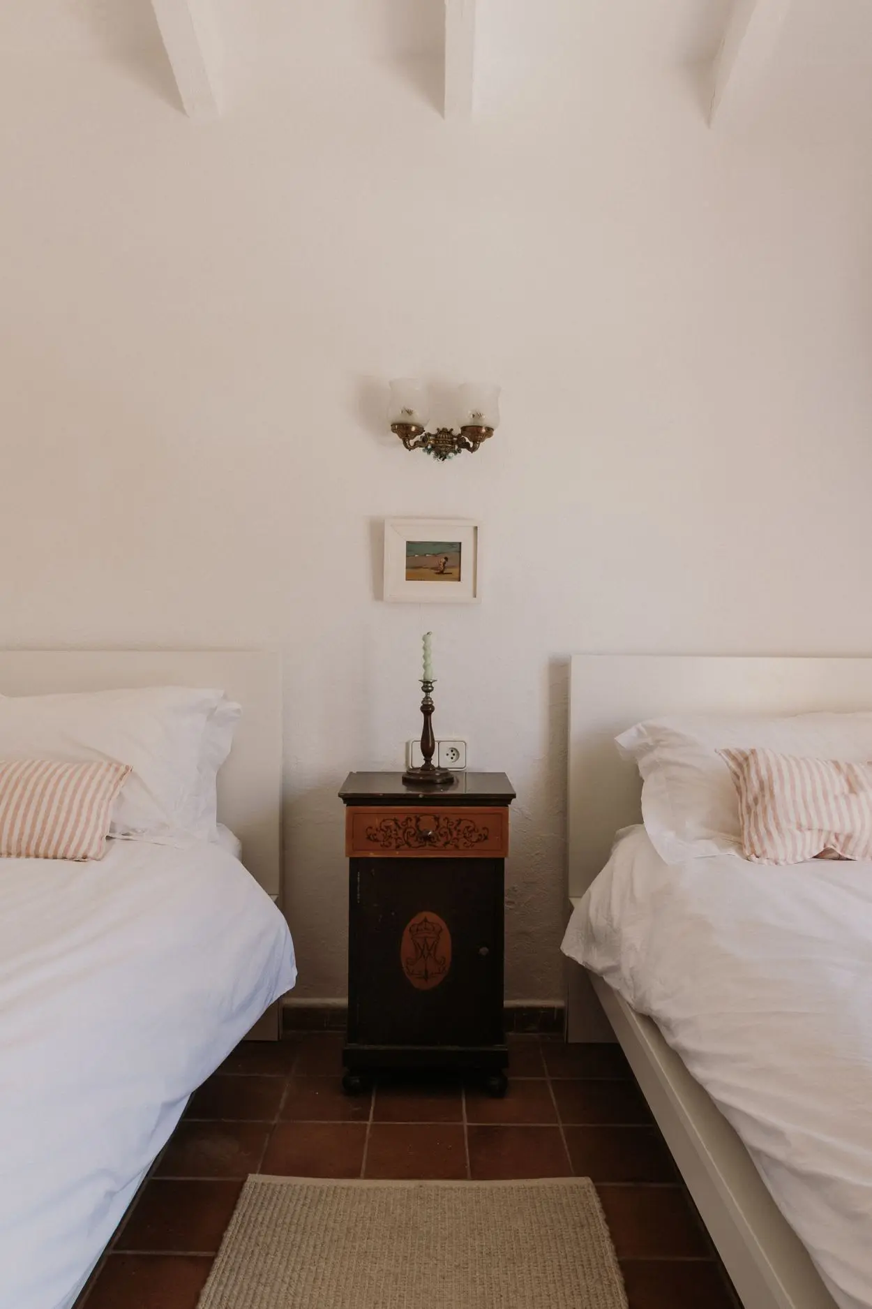 chambre à deux lits finca du 19e siècle rénovée maison Minorque chambre à deux lits finca du 19e siècle rénovée maison Minorque