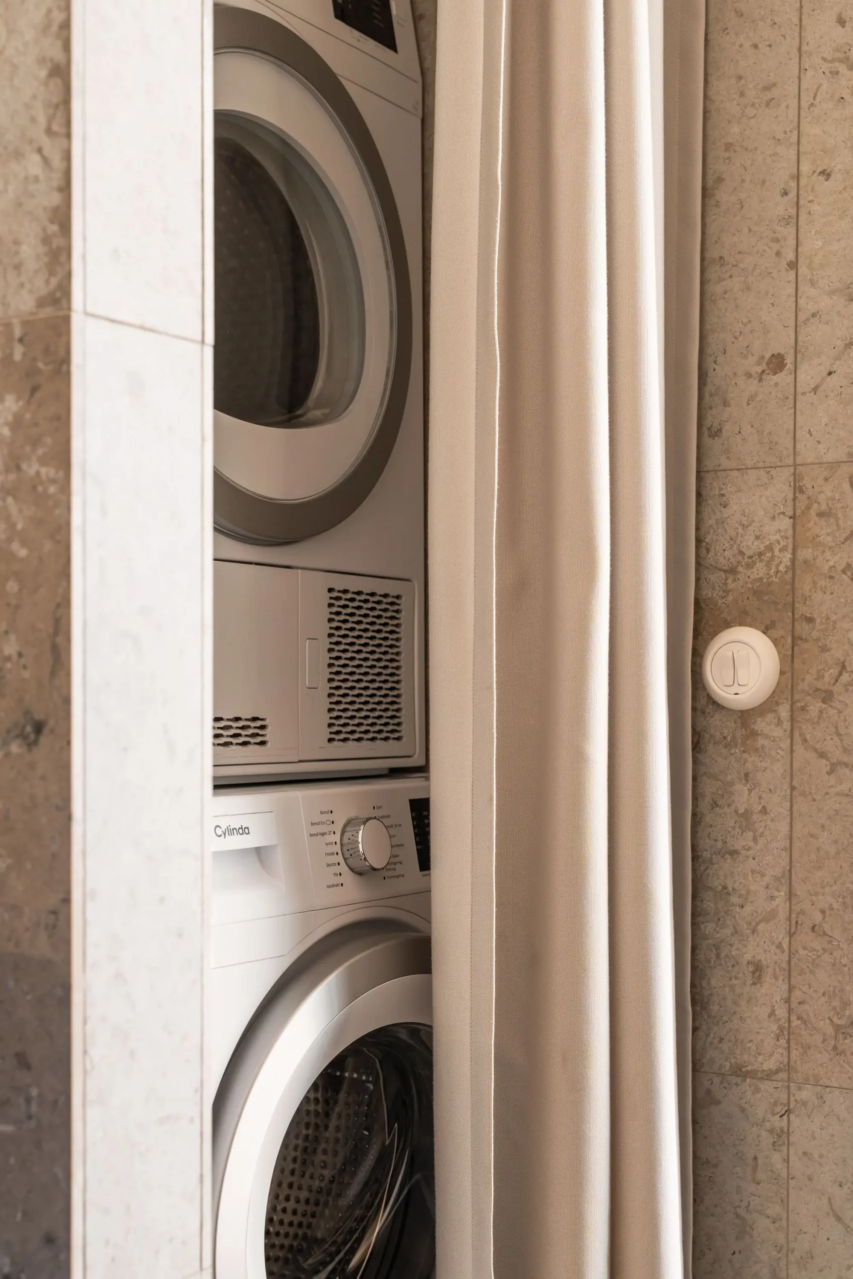 espace buanderie dans salle de bain caché derrière un rideau