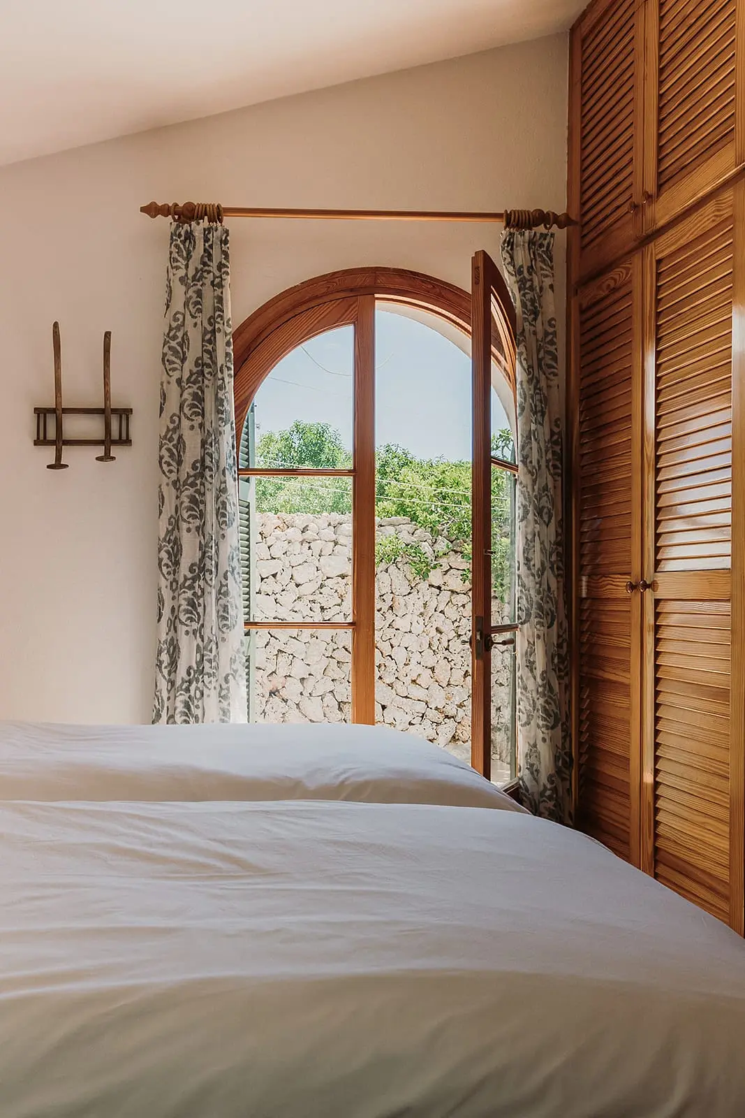 chambre avec fenêtre cintrée bois finca du 19e siècle rénovée maison Minorque chambre avec fenêtre cintrée bois finca du 19e siècle rénovée maison Minorque