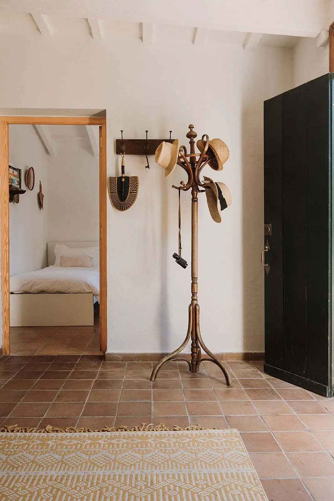 entrée avec porte manteaux Thonet style bistrot finca du 19e siècle rénovée maison Minorque entrée avec porte manteaux Thonet style bistrot finca du 19e siècle rénovée maison Minorque