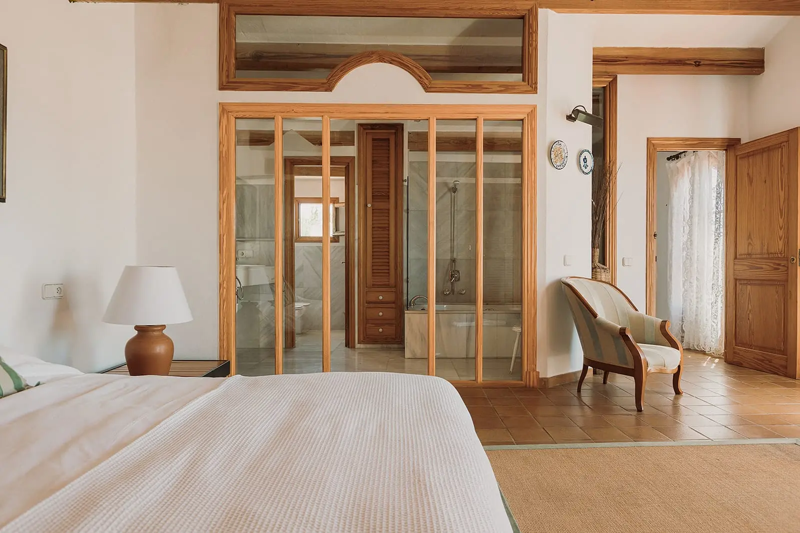 chambre avec salle de bain fermée par verrière bois finca du 19e siècle rénovée maison Minorque chambre avec salle de bain fermée par verrière bois finca du 19e siècle rénovée maison Minorque