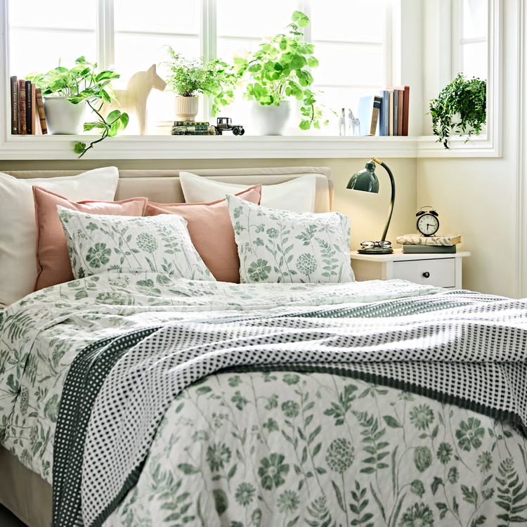 chambre linge de lit vert et blanc IKEA et plantes vertes