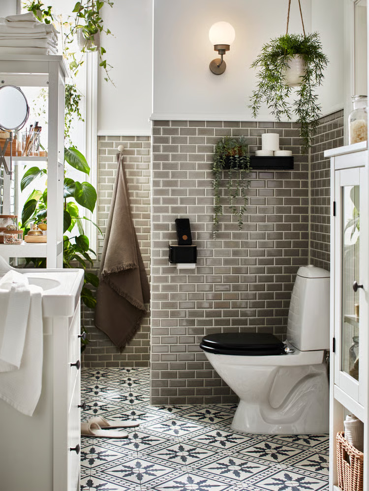 salle de bain IKEA avec fenêtre et plantes vertes