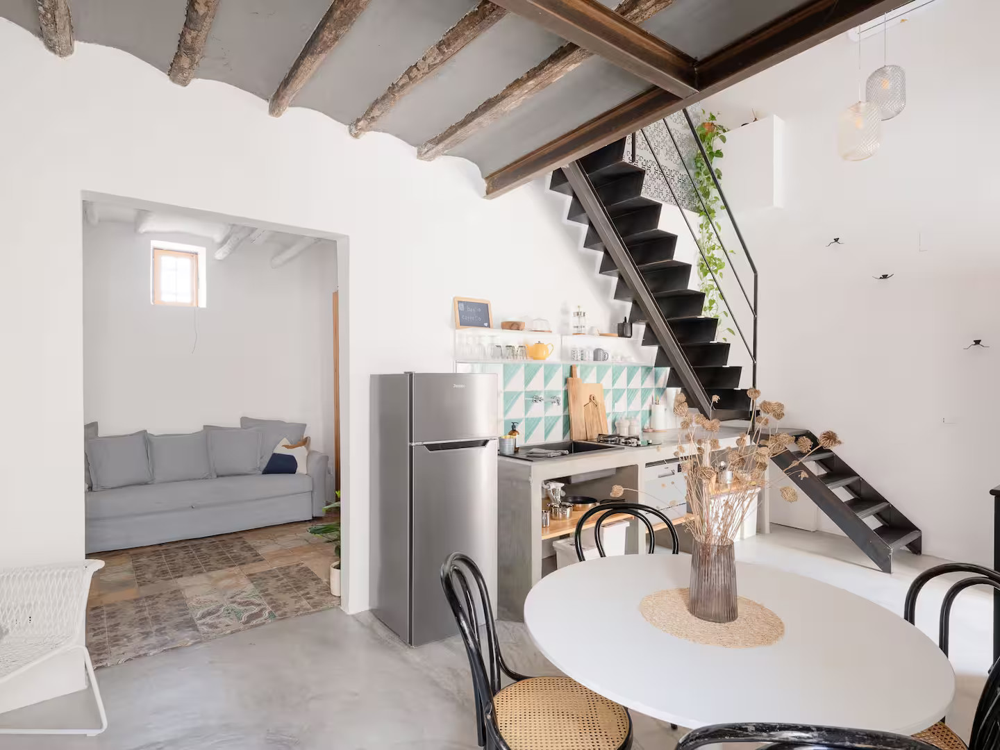 salle à manger et cuisine avec escalier décoration contemporaine duplex en Sicile Baglio Cappello 