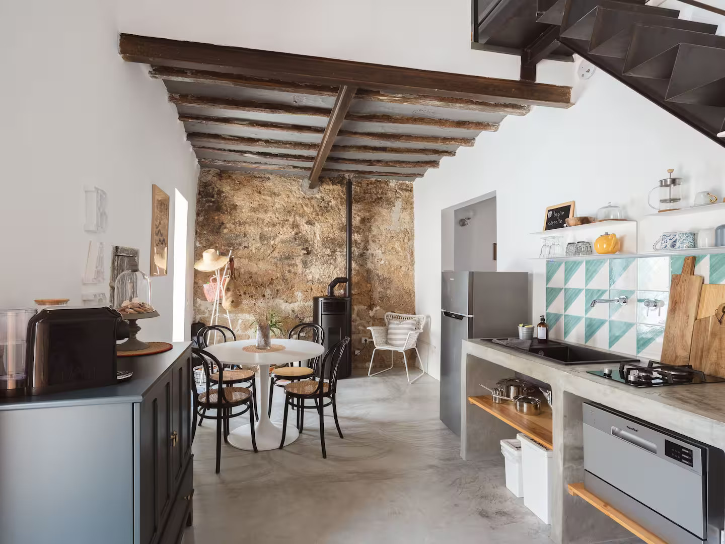 salon et cuisine mur de pierres et poutres duplex en Sicile Baglio Cappello 