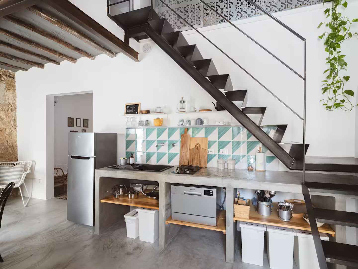 cuisine avec escalier décoration contemporaine duplex en Sicile Baglio Cappello 