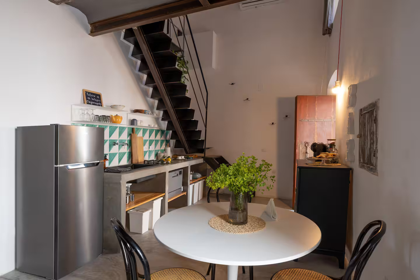 salle à manger et cuisine avec escalier décoration contemporaine duplex en Sicile Baglio Cappello 