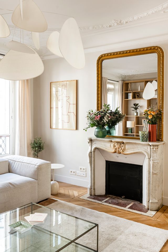 living room with marble fireplace in Haussmannian 115sqm Parisian apartment contemporary decor Photo: ©Julien Pépy living room with marble fireplace in Haussmannian 115sqm Parisian apartment contemporary decor Photo: ©Julien Pépy