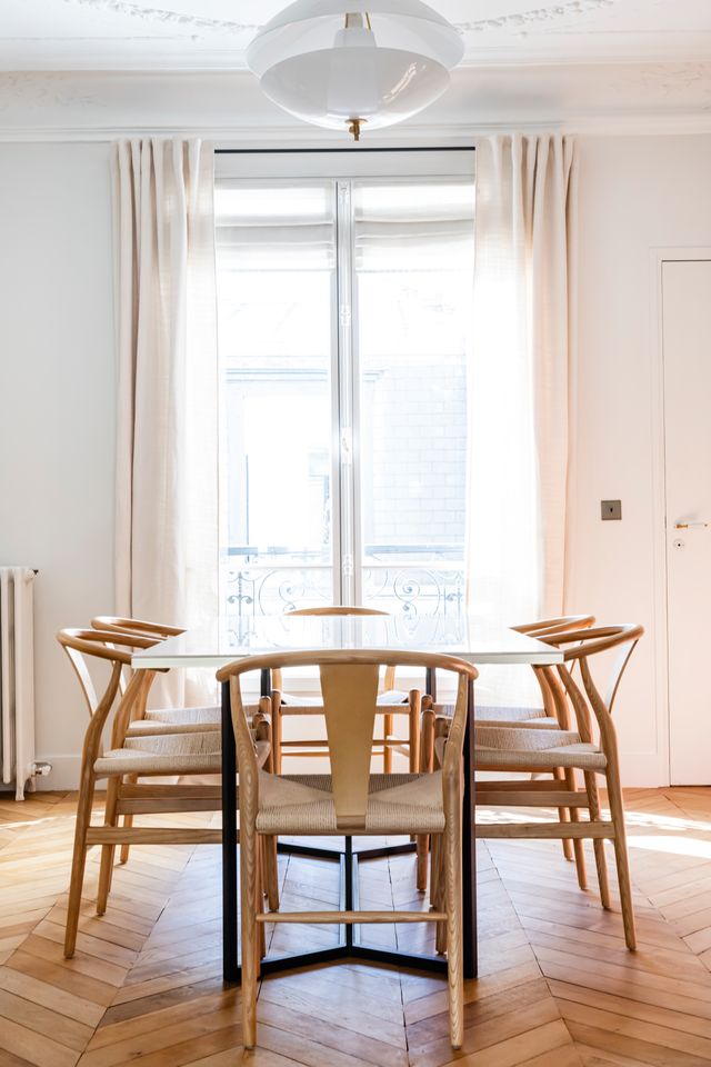 dining room in Haussmannian 115sqm Parisian apartment contemporary decor Photo: ©Julien Pépy dining room in Haussmannian 115sqm Parisian apartment contemporary decor Photo: ©Julien Pépy