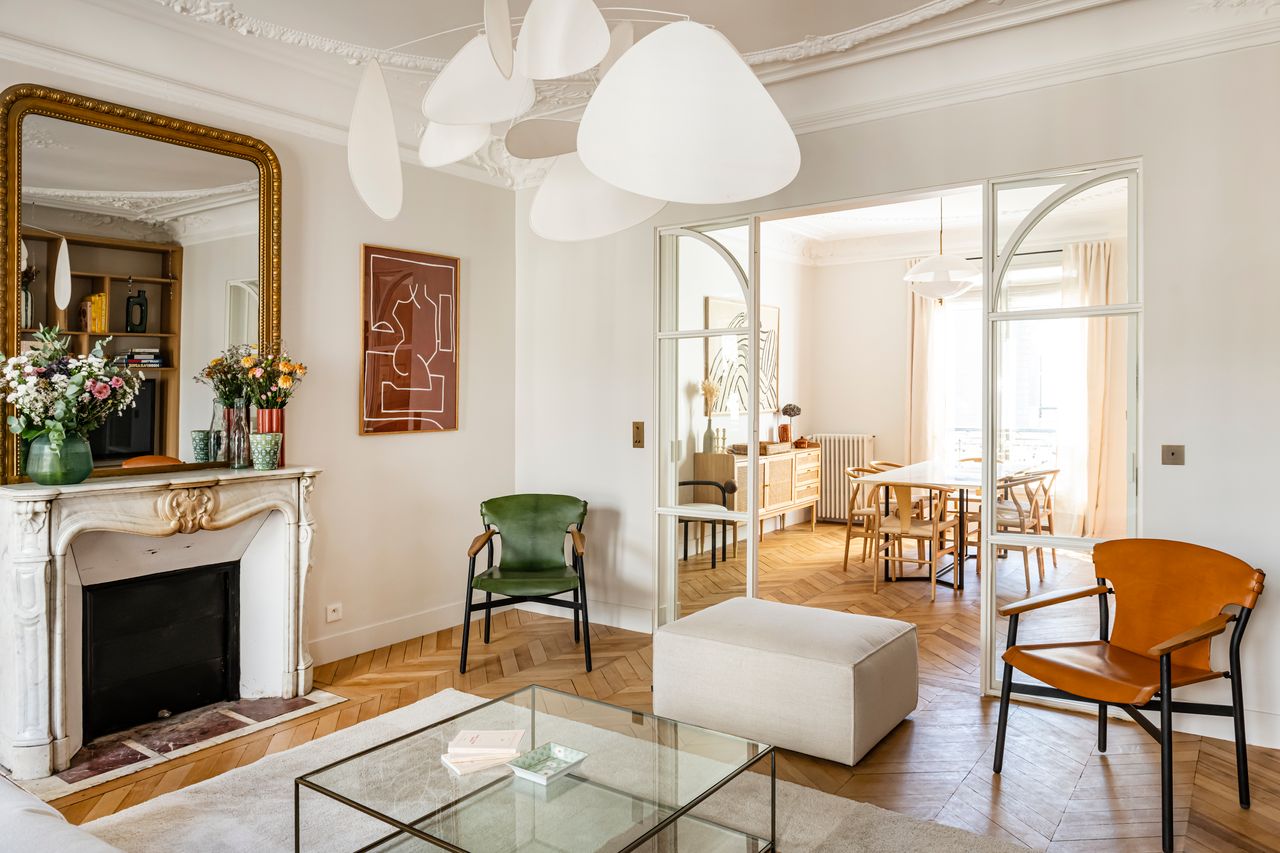 living room in Haussmannian 115sqm Parisian apartment contemporary decor Photo: ©Julien Pépy living room in Haussmannian 115sqm Parisian apartment contemporary decor Photo: ©Julien Pépy