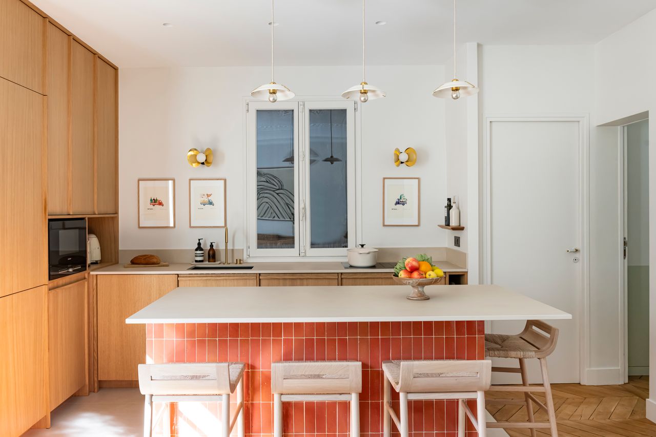 kitchen in Haussmannian 115sqm Parisian apartment contemporary decor Photo: ©Julien Pépy kitchen in Haussmannian 115sqm Parisian apartment contemporary decor Photo: ©Julien Pépy