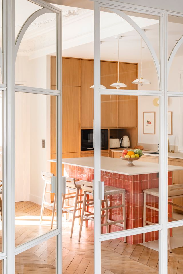 kitchen in Haussmannian 115sqm Parisian apartment contemporary decor Photo: ©Julien Pépy kitchen in Haussmannian 115sqm Parisian apartment contemporary decor Photo: ©Julien Pépy