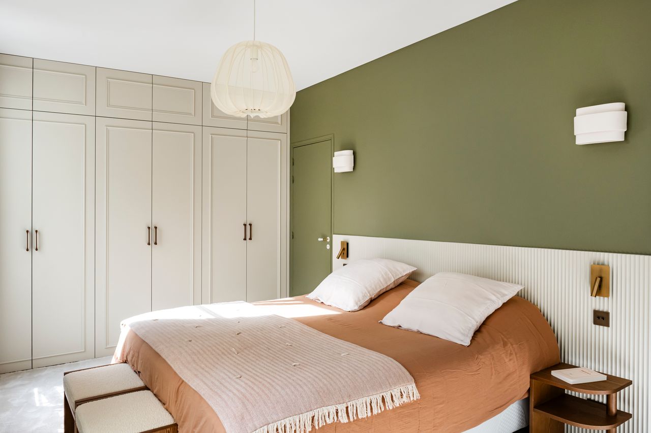 bedroom with green wall in Haussmannian 115sqm Parisian apartment contemporary decor Photo: ©Julien Pépy bedroom with green wall in Haussmannian 115sqm Parisian apartment contemporary decor Photo: ©Julien Pépy