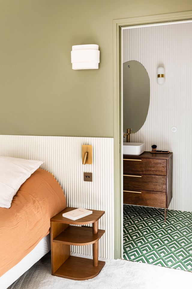 bathroom and bedroom with green wall Photo: ©Julien Pépy bathroom and bedroom with green wall Photo: ©Julien Pépy