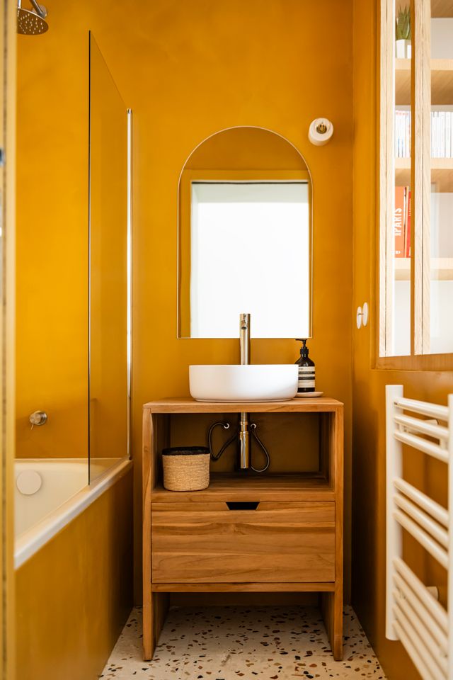 yellow bathroom with glazed wooden partition Photo: ©Julien Pépy yellow bathroom with glazed wooden partition Photo: ©Julien Pépy