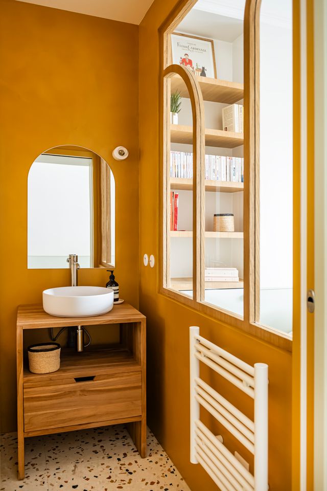 bathroom with glazed wooden partition Photo: ©Julien Pépy bathroom with glazed wooden partition Photo: ©Julien Pépy