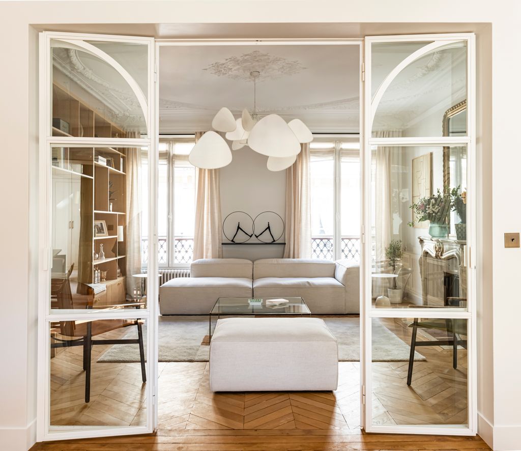 living room in Haussmannian 115sqm Parisian apartment contemporary decor Photo: ©Julien Pépy living room in Haussmannian 115sqm Parisian apartment contemporary decor Photo: ©Julien Pépy