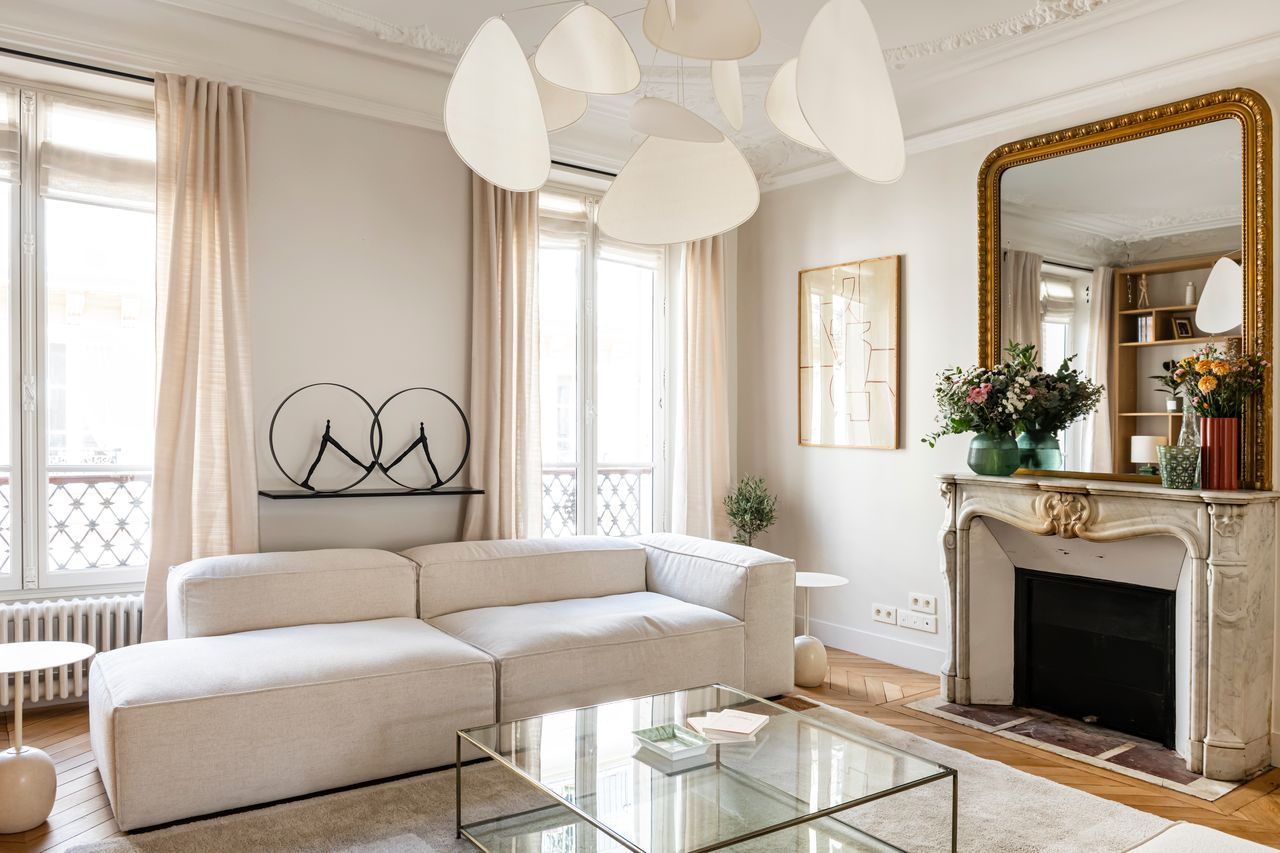 living room in Haussmannian 115sqm Parisian apartment contemporary decor Photo: ©Julien Pépy living room in Haussmannian 115sqm Parisian apartment contemporary decor Photo: ©Julien Pépy
