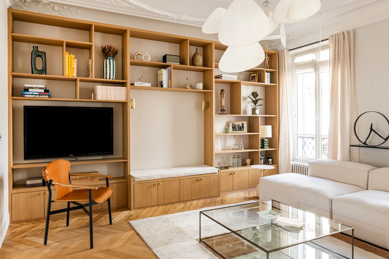living room in Haussmannian 115sqm Parisian apartment contemporary decor Photo: ©Julien Pépy living room in Haussmannian 115sqm Parisian apartment contemporary decor Photo: ©Julien Pépy
