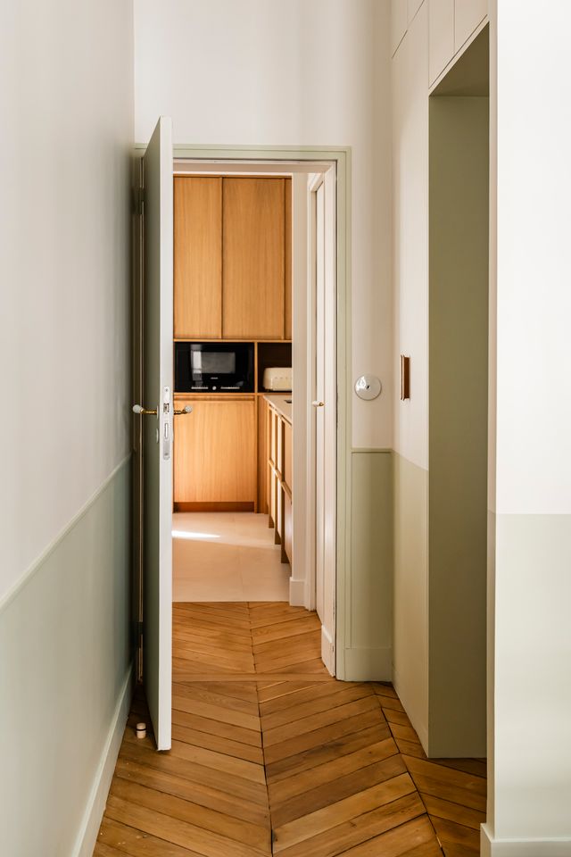 hallway with herringbone parquet floor Photo: ©Julien Pépy hallway with herringbone parquet floor Photo: ©Julien Pépy