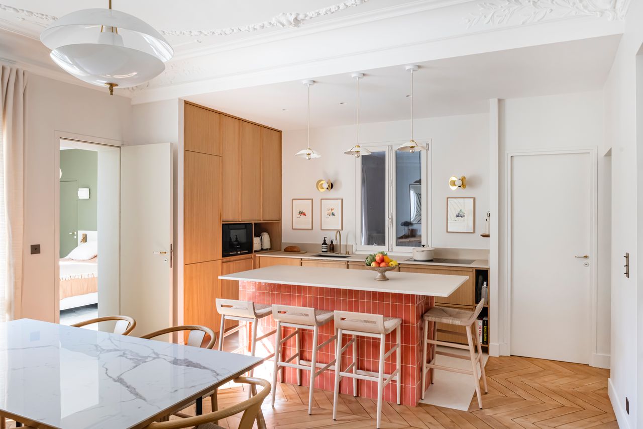 kitchen in Haussmannian 115sqm Parisian apartment contemporary decor Photo: ©Julien Pépy kitchen in Haussmannian 115sqm Parisian apartment contemporary decor Photo: ©Julien Pépy
