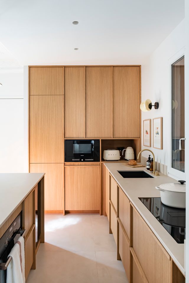 kitchen in Haussmannian 115sqm Parisian apartment contemporary decor Photo: ©Julien Pépy kitchen in Haussmannian 115sqm Parisian apartment contemporary decor Photo: ©Julien Pépy