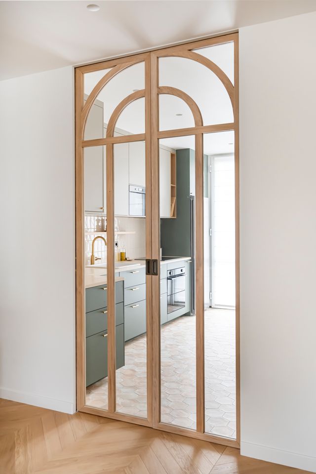 cuisine avec porte verrière en bois décoration contemporaine appartement Paris Photo : ©Julien Pépy