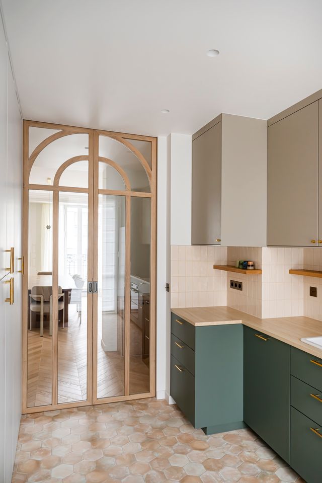 cuisine avec porte verrière en bois décoration contemporaine appartement Paris Photo : ©Julien Pépy