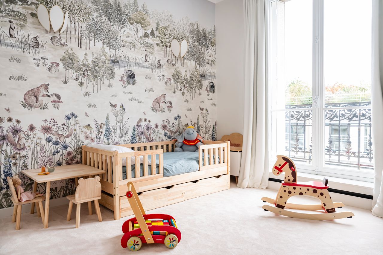 chambre enfant papier-peint panoramique décoration contemporaine appartement Paris Photo : ©Julien Pépy