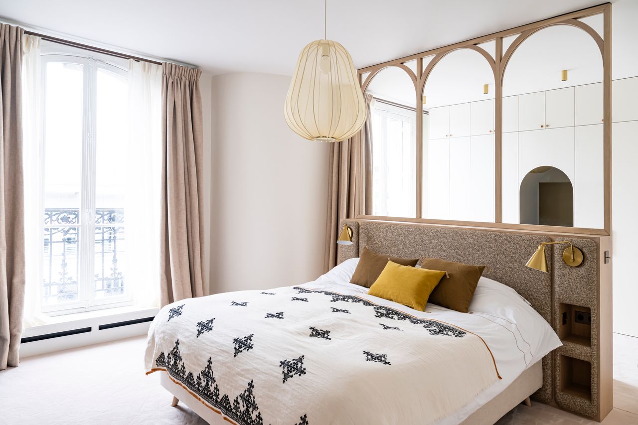 chambre parentale avec verrière bois et dressing décoration contemporaine appartement Paris Photo : ©Julien Pépy