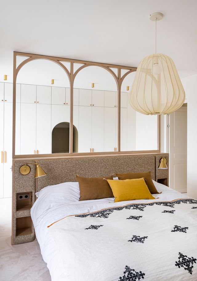 chambre parentale avec verrière bois et dressing décoration contemporaine appartement Paris Photo : ©Julien Pépy
