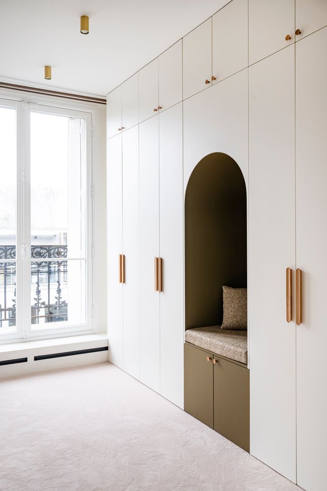 dressing avec banc intégré décoration contemporaine appartement Paris Photo : ©Julien Pépy