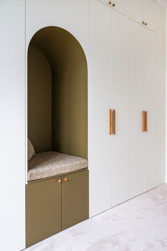 dressing avec banc intégré décoration contemporaine appartement Paris Photo : ©Julien Pépy