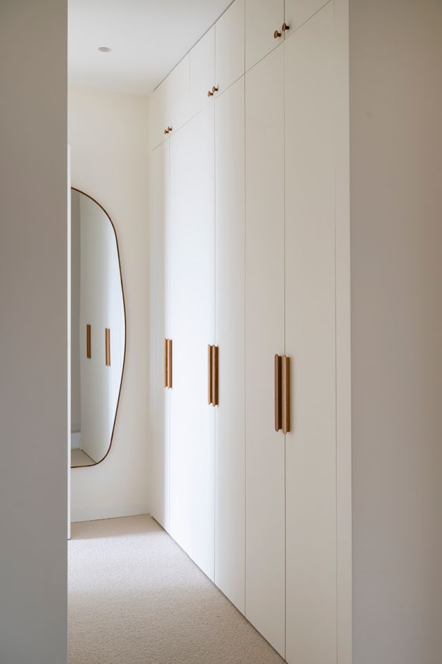 dressing dans entrée appartement Paris Photo : ©Julien Pépy