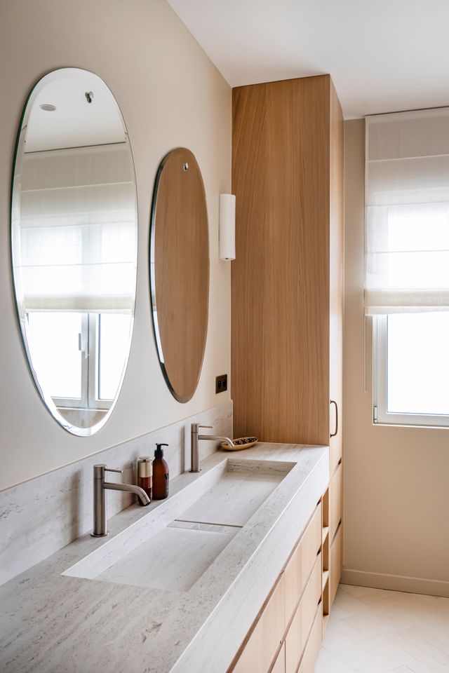 salle de bain décoration contemporaine appartement Paris Photo : ©Julien Pépy