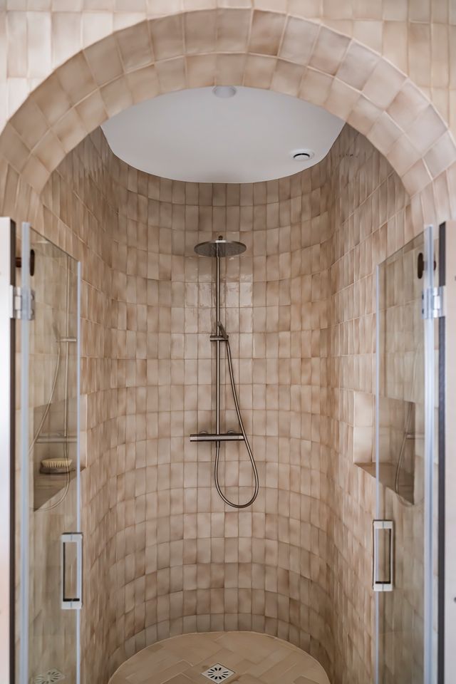 douche beige en carrelage dans alcôve avec ouverture cintrée appartement Paris Photo : ©Julien Pépy