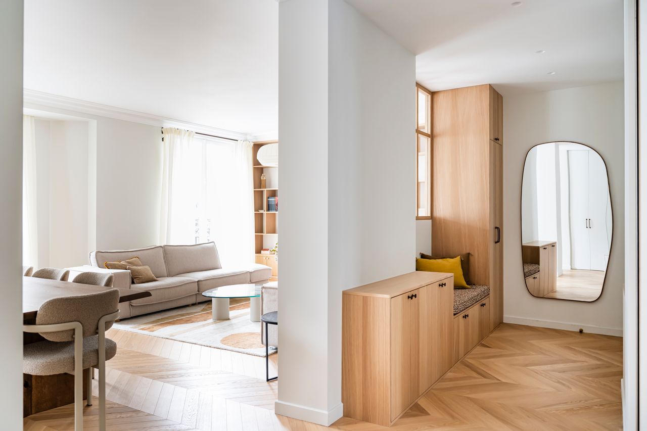 entrée avec banc et verrière en bois décoration contemporaine appartement Paris Photo : ©Julien Pépy