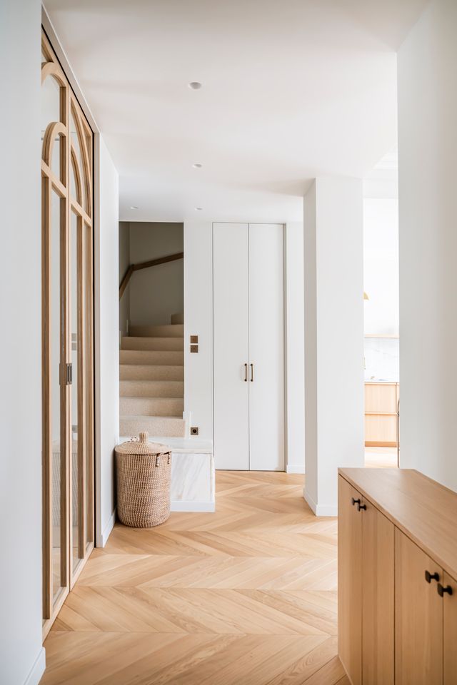 entrée avec verrière en bois décoration contemporaine appartement Paris Photo : ©Julien Pépy