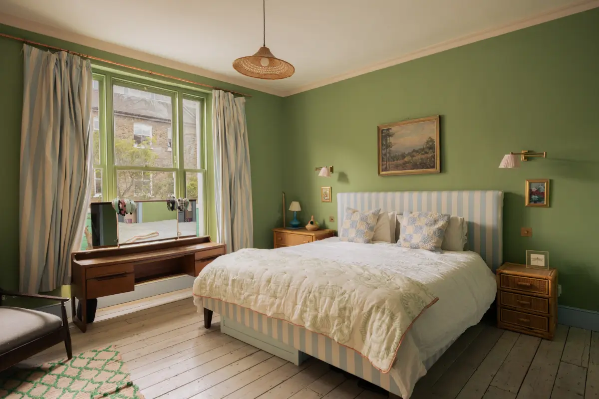 chambre murs verts maison victorienne à Londres chambre murs verts maison victorienne à Londres