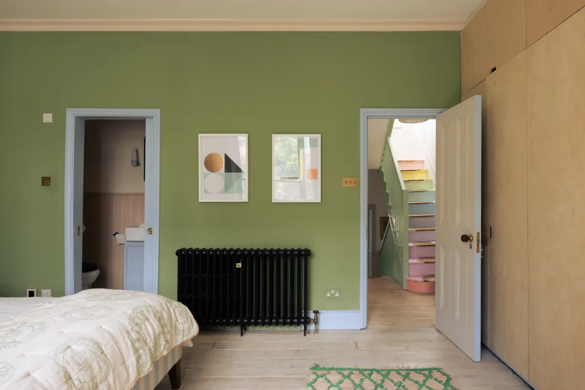 chambre murs verts maison victorienne à Londres chambre murs verts maison victorienne à Londres