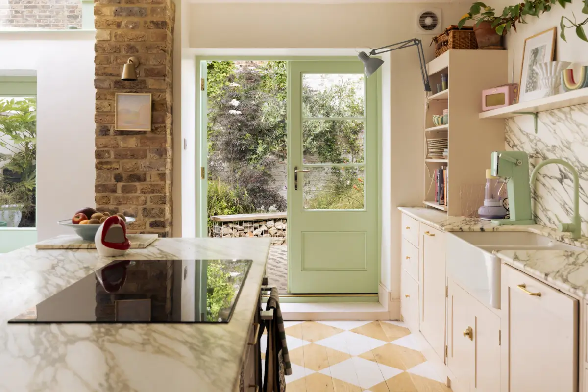cuisine dans extension sur jardin sol à damier peint sur parquet décoration pastel maison victorienne à Londres cuisine dans extension sur jardin sol à damier peint sur parquet décoration pastel maison victorienne à Londres