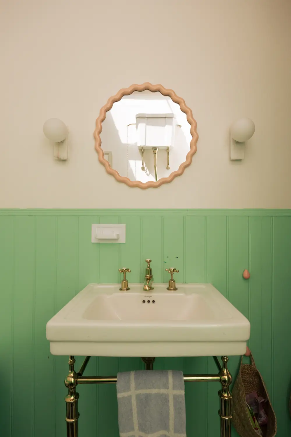 salle de bain vintage murs verts maison victorienne à Londres salle de bain vintage murs verts maison victorienne à Londres