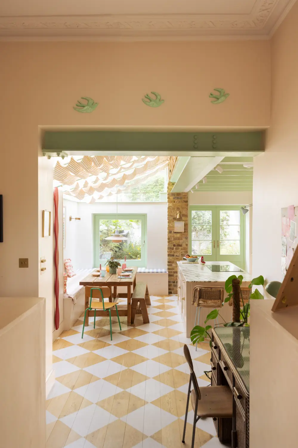 cuisine dans extension sur jardin sol à damier peint sur parquet décoration pastel maison victorienne à Londres cuisine dans extension sur jardin sol à damier peint sur parquet décoration pastel maison victorienne à Londres