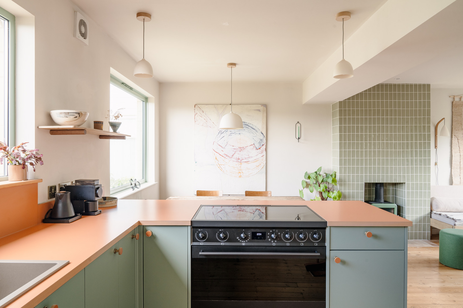 cuisine ouverte et salon avec cheminée carrelage décoration contemporaine verte et terracotta clair maison familiale Bath Angleterre