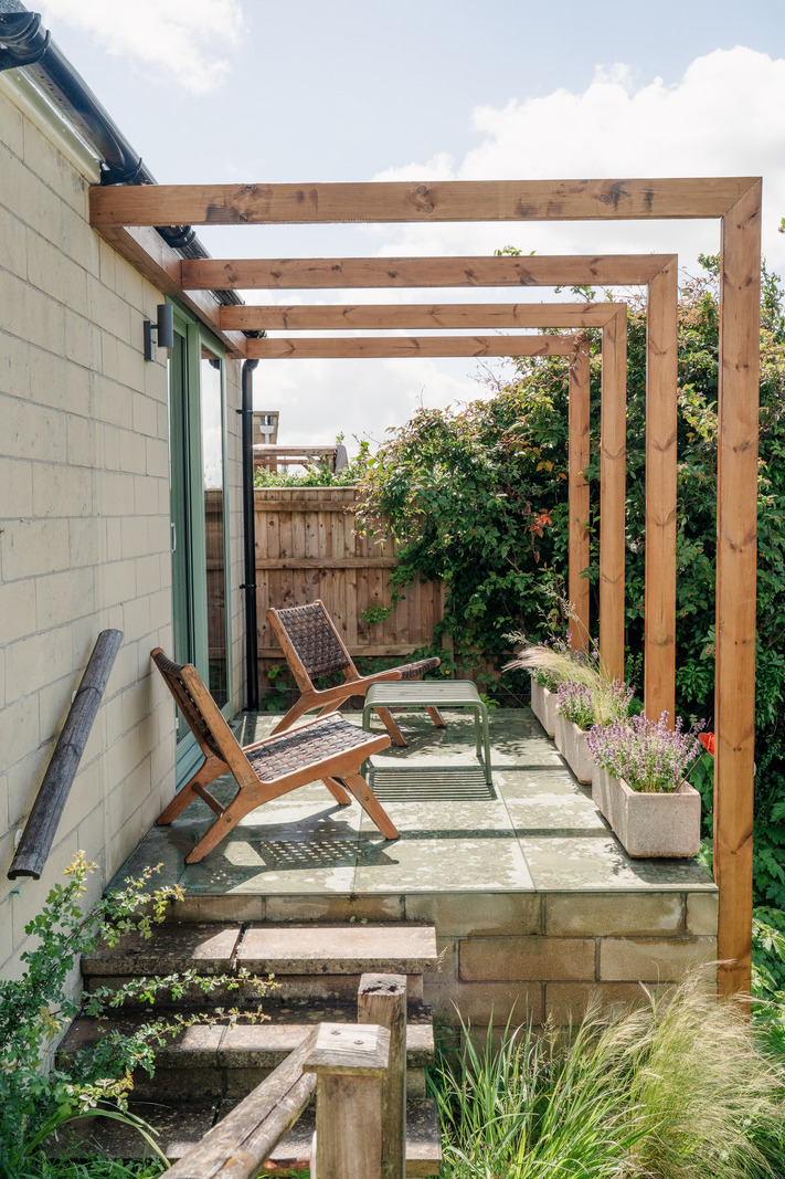 terrasse avec pergola bois dans jardin maison de ville Bath Angleterre