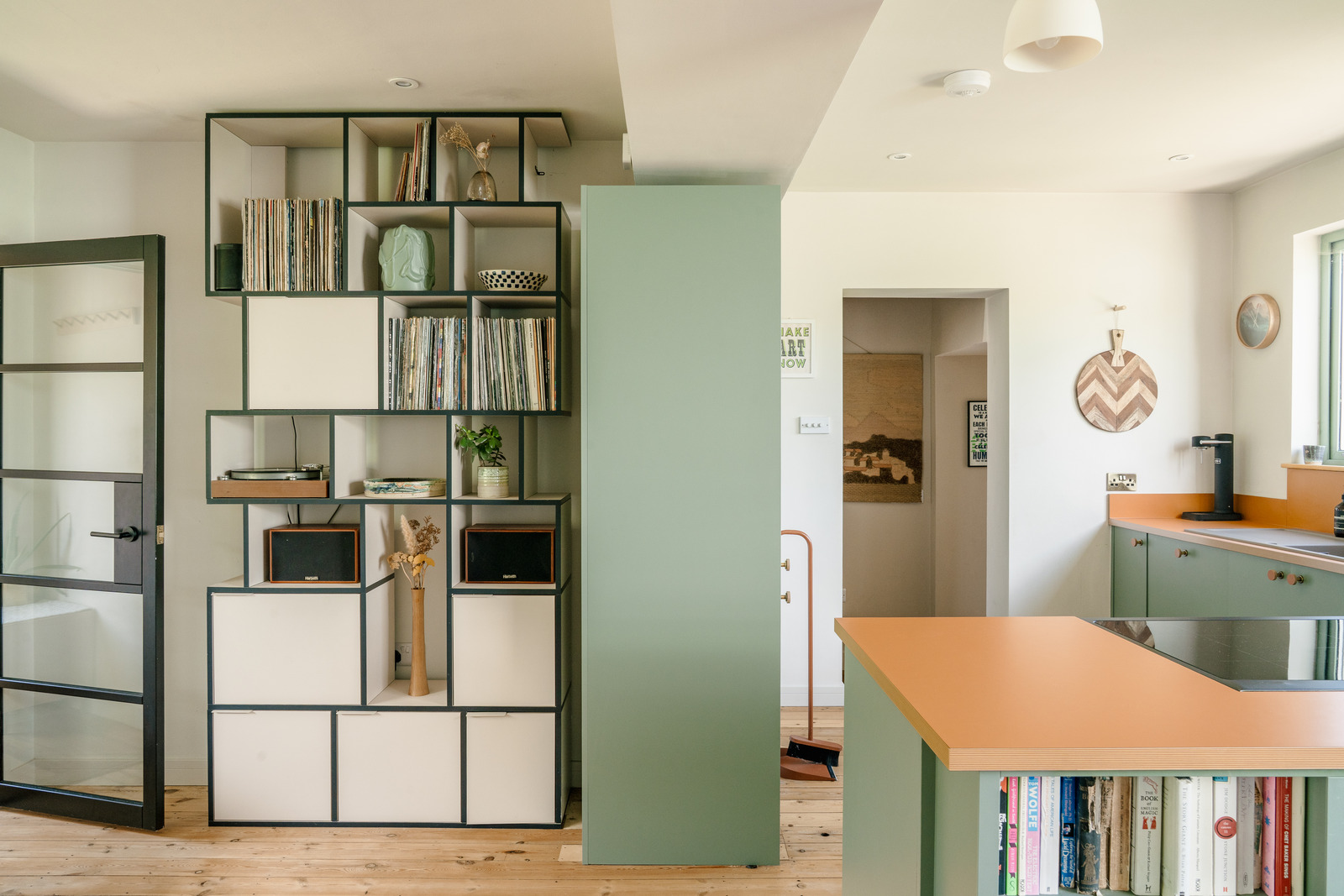 cuisine ouverte décoration contemporaine verte et terracotta clair maison familiale Bath Angleterre