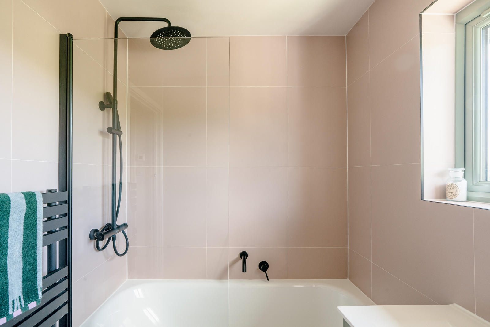 salle de bain décoration contemporaine verte et terracotta clair maison familiale Bath Angleterre